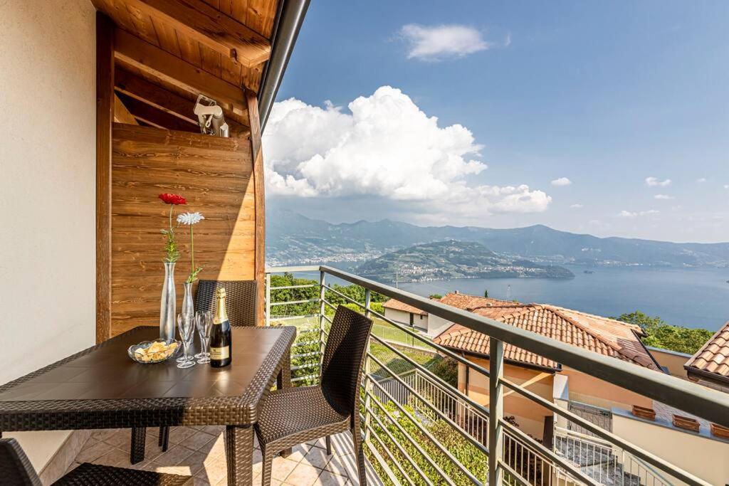 La Dolce Vita - Vista Lago E Piscina Parzanica Buitenkant foto